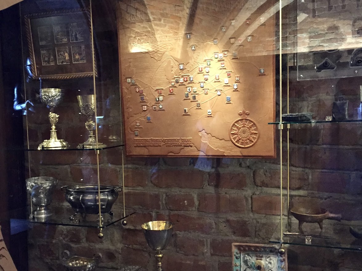 特拉凱博物館展示了立陶宛的歷史以及考古文物， 包括家具、玻璃、陶瓷、戒指和骨製品等等